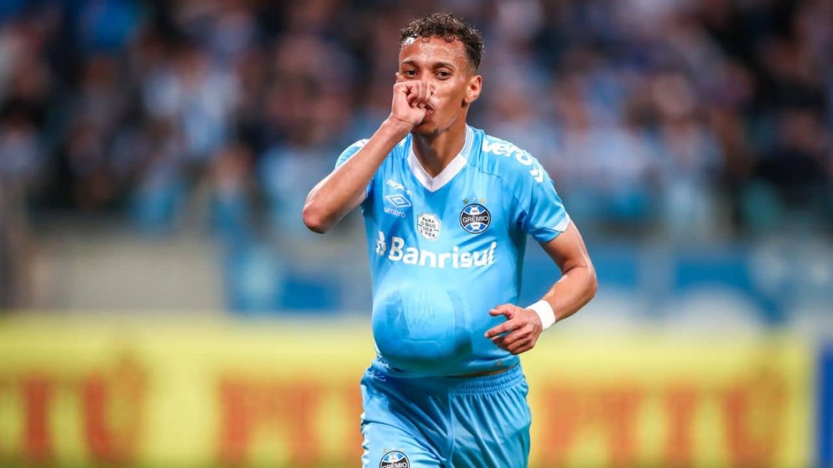 volante-do-gremio-deixa-de-pena-comendo-poeira-em-2023